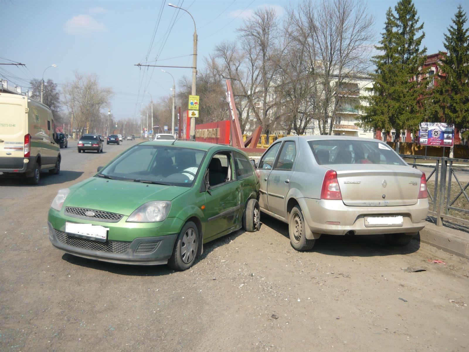 в случае когда правые колеса автомобиля наезжают на неукрепленную влажную обочину рекомендуется