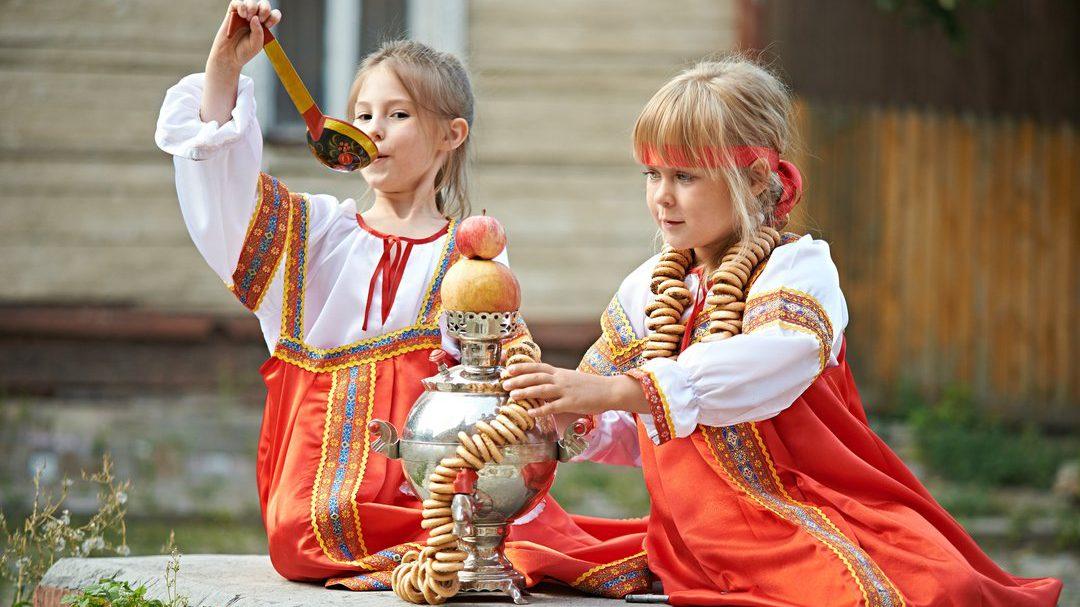 Интерес к русской культуре. Международный фотоконкурс мама и дети в национальных костюмах. Дети в национальных костюмах России. Детки в национальных костюмах. Дет в нацональных костюмах Росс.