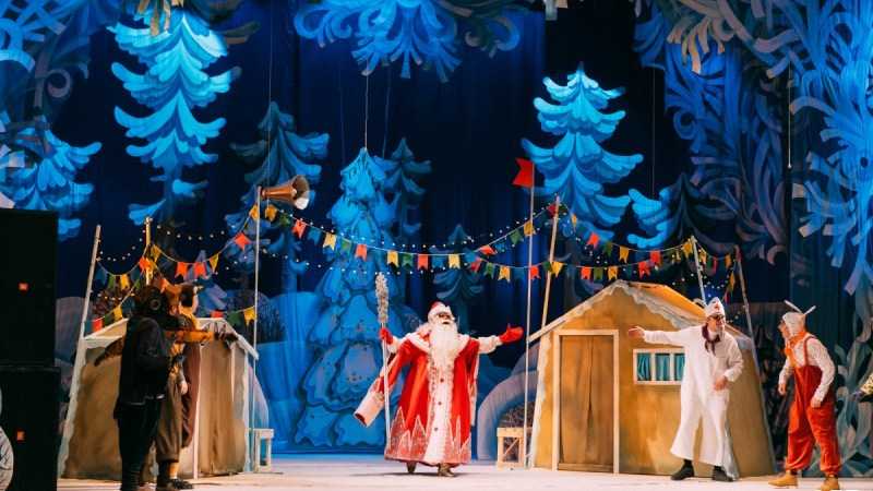 Рождественский спектакль. Театральные постановки новый год. Домашний новогодний спектакль. Новогодний спектакль на сцене. Новогодняя сказка.