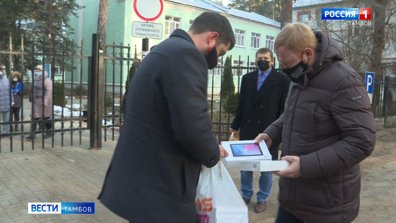 Депутаты Тамбовской горДумы подарили Дому-интернату планшеты - ВЕСТИ /  Тамбов