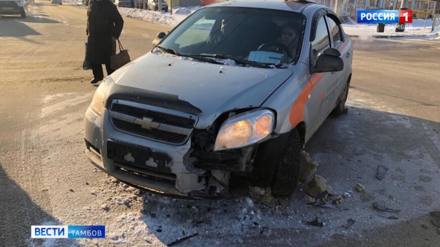 Lada Vesta и Chevrolet Aveo столкнулись в Тамбове: есть пострадавшие