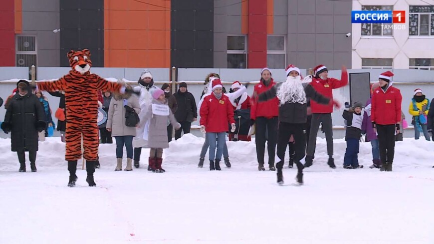 Новогодний забег Дедов Морозов: стадион 36 школы вместил в себя сотни участников проекта