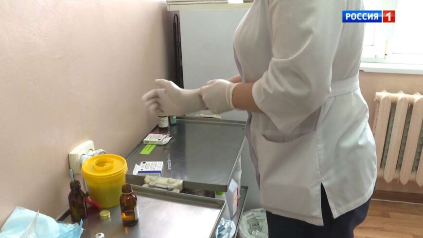 Вакцину от ковида для подростков распределяют по детским поликлиникам