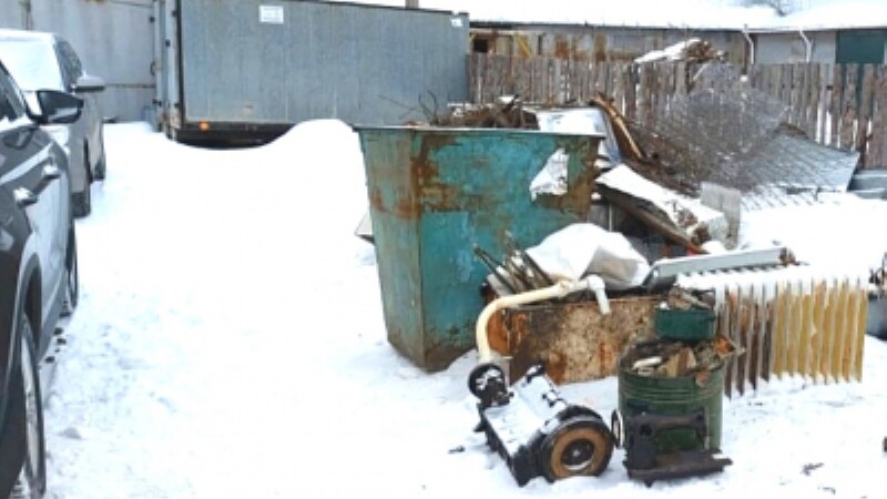 В поселке Строитель снова украли контейнеры для мусора