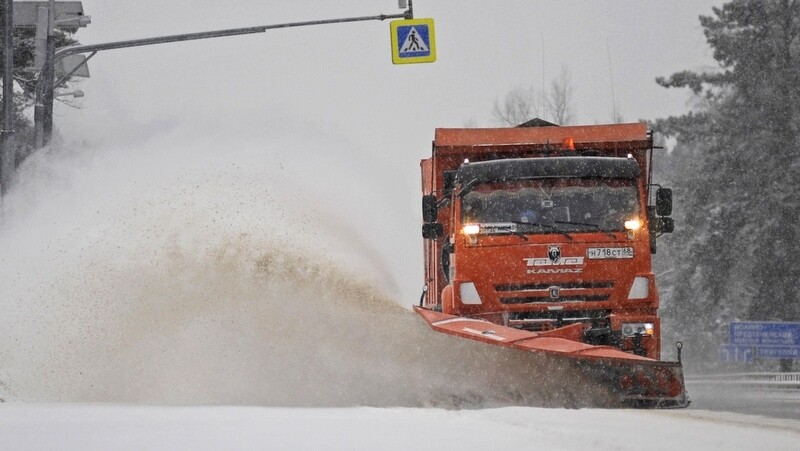 На федеральных трассах в Тамбовской области дорожники из-за снегопада перешли на круглосуточное дежурство