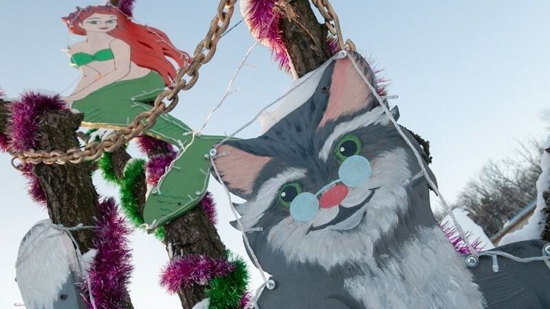 Жители Новой Ляды создали на детской площадке островок новогодней сказки