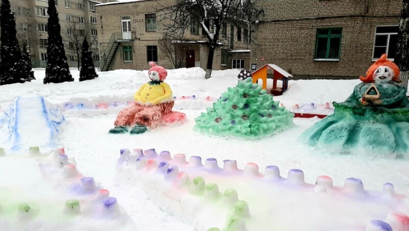В детском саду «Изумрудный город» создали «Снежный музей народных промыслов»