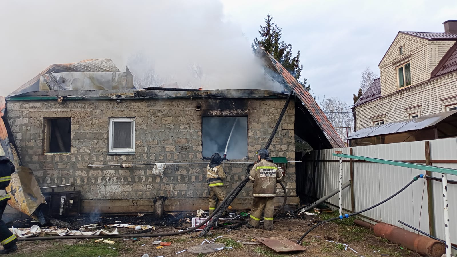 16 апреля 18 15. Пожар в частном доме. Дом после пожара. Горел дом на новой Ляде. Взрыв газа.
