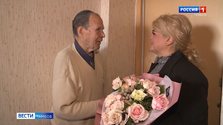 В Тамбове ветеран труда в преддверии 9-го Мая получил подарки от депутата городской Думы