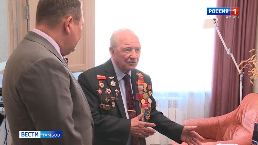 Ветеран Великой Отечественной Владимир Севрюков принимает поздравления с Днем Победы