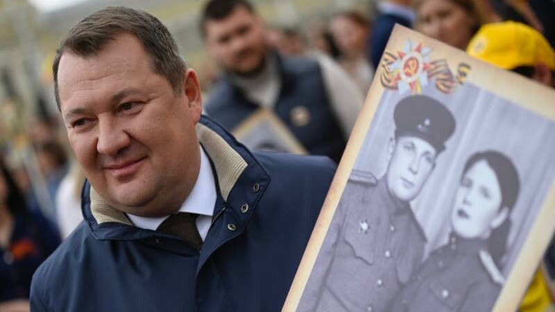 Максим Егоров вместе с семьей прошел по улицам Тамбова в колонне «Бессмертного полка»