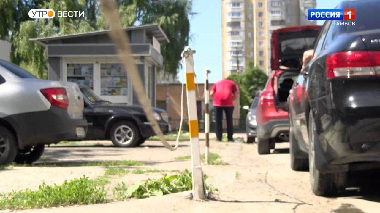 Попали экстрен. Парковочное место во дворе. Автостоянка Россия. Девушки во дворе дома. Дворы Тамбова.