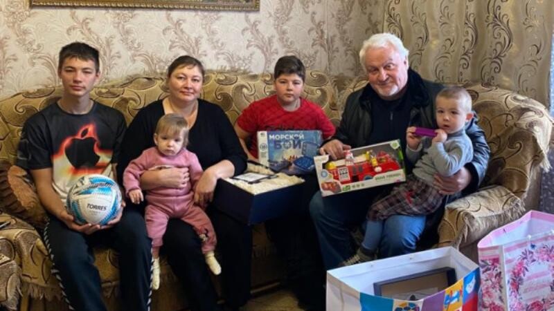 Евгений Матушкин поздравил многодетную маму из Мичуринского района с Днем матери