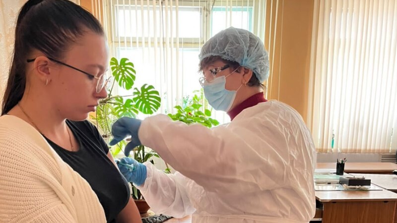 Мобильные медицинские бригады вакцинируют против гриппа и ковида