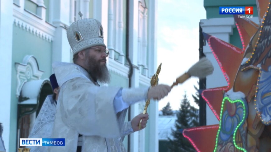В Рождественский сочельник на Соборной площади Тамбова освятили праздничный вертеп