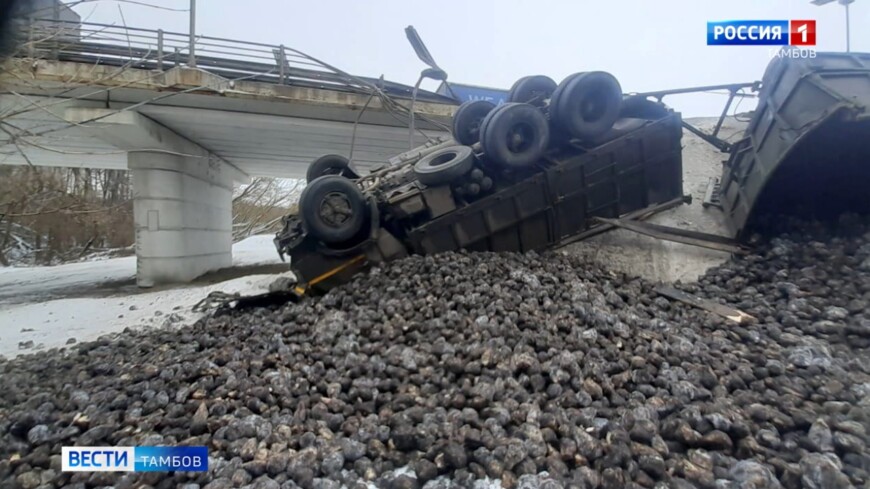 «КамАЗ» слетел с моста и опрокинулся после ДТП в Знаменском районе