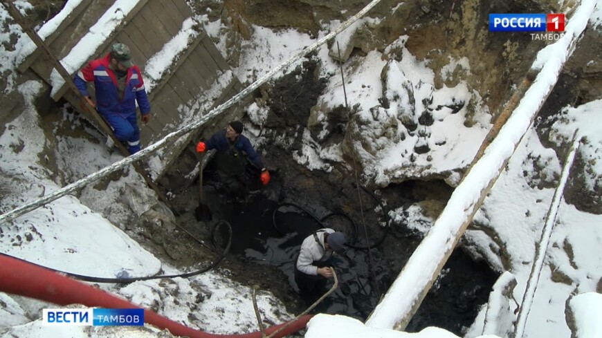 На канализационном коллекторе на Астраханской ведут масштабные восстановительные работы