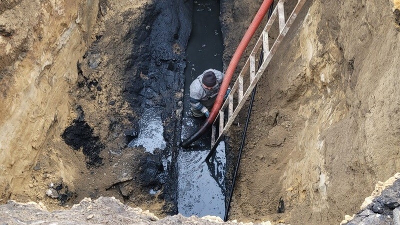 На улице Астраханской неизвестные вылили в канализацию нефтепродукты