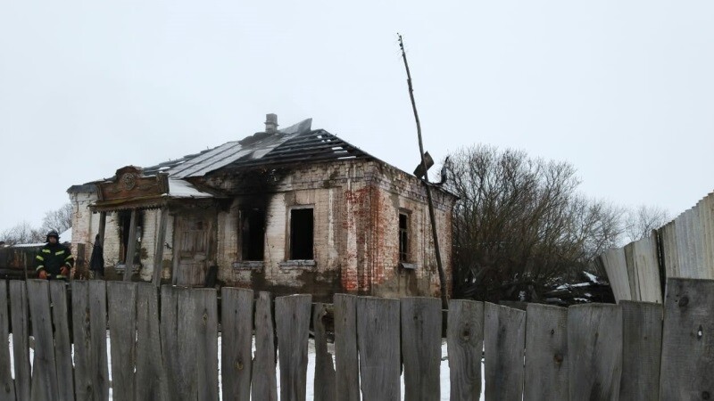 В Инжавинском районе почти полностью сгорел кирпичный дом