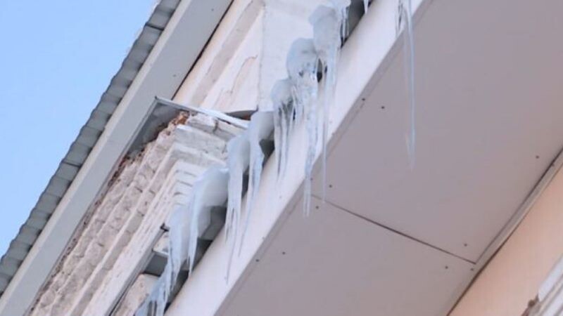 Сотрудникам коммунальных служб Тамбова поручено как можно скорее убрать снежные шапки и сосульки с крыш зданий