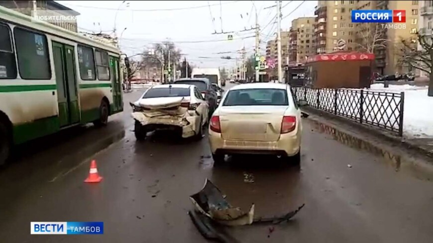 «Принцип домино»: в центре Тамбова столкнулись 5 автомобилей