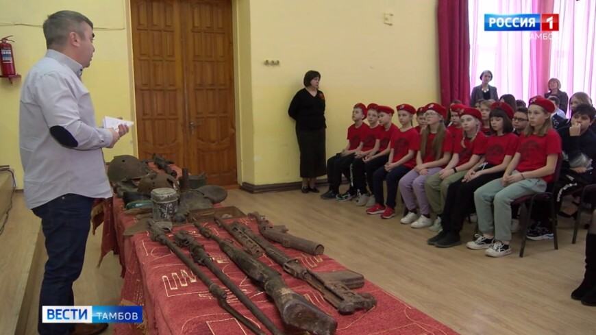 В Уваровщинскую школу приехал «Музей на колёсах»: школьникам показали экспонаты Великой Отечественной войны