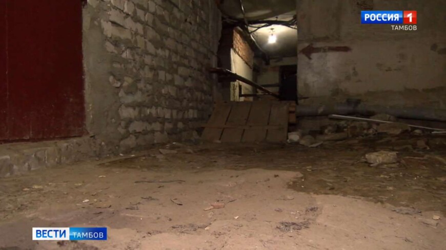 Канализационные стоки в подвале. Жители тамбовской многоэтажки уже 15 лет несут дозор в подвальном помещении