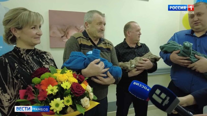 Максим Егоров вручил семье, в которой родилась тройня, сертификат на улучшение жилищных условий