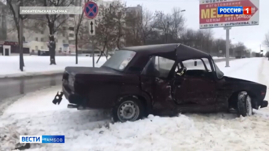 Подросток сел за руль без прав и столкнулся с Фордом на улице Рылеева