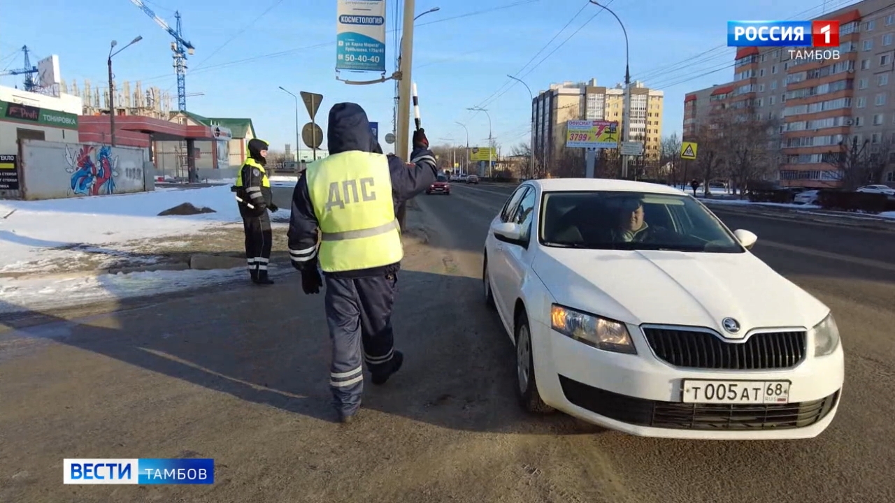 Сотрудники ГИБДД поздравили женщин-водителей с предстоящим праздником -  ВЕСТИ / Тамбов