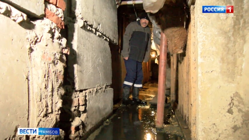 Жители дома по улице Подвойского жалуются на запах из затопленного подвала
