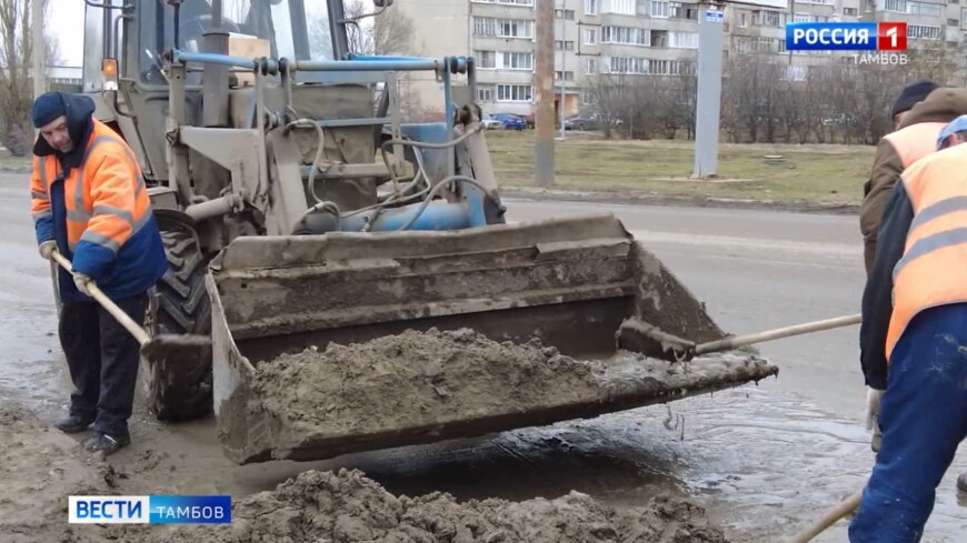 Дорожные службы продолжают убирать с улиц Тамбова остатки пескосоляной смеси после зимы