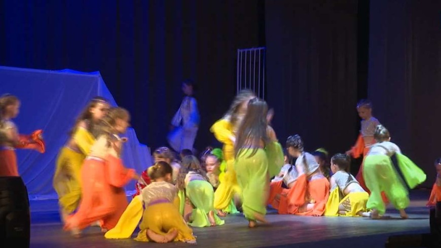 Детский фонд устроил для детей показ ярких мюзиклов на сцене учебного театра ТГУ