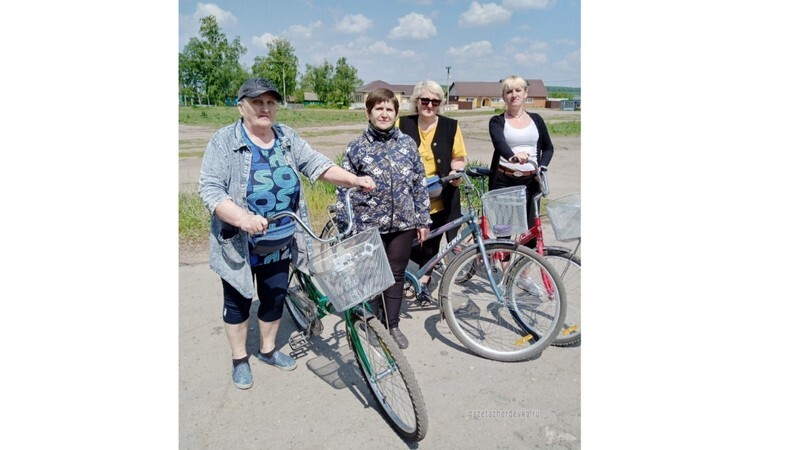 Жердевский фермер подарил сельским почтальонам новые велосипеды