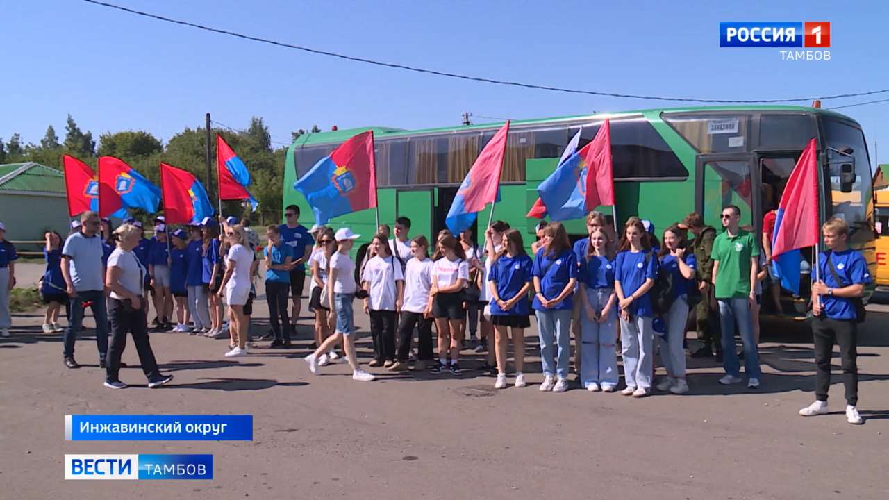 На Барской горе развернули стометровый флаг Российской Федерации |  18.08.2023 | Тамбов - БезФормата