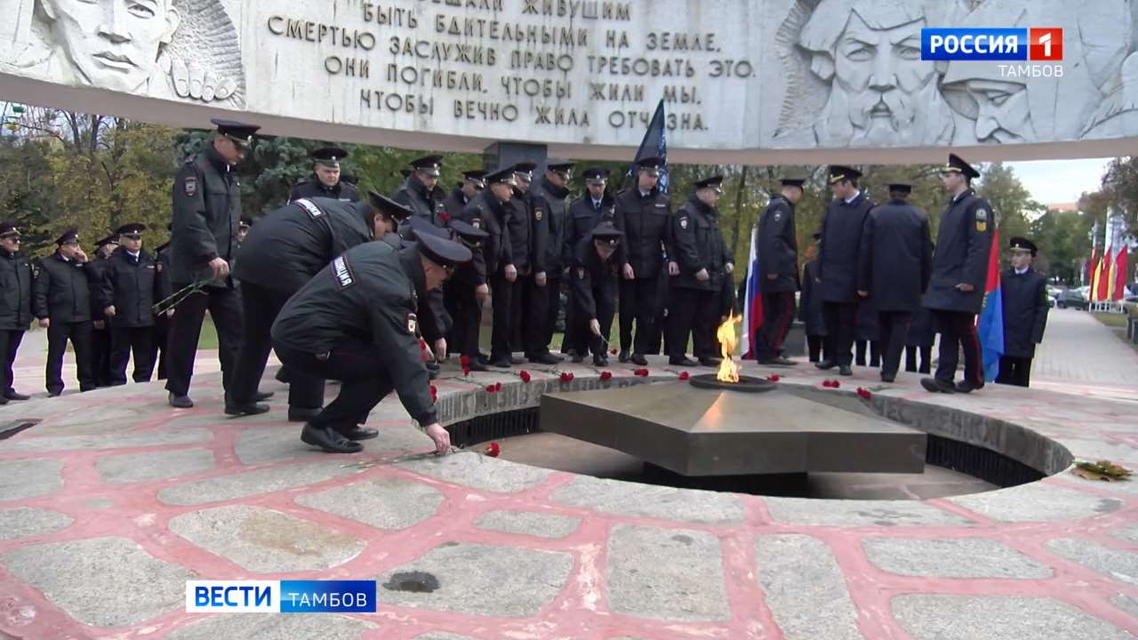 В Тамбовской области полицейские приняли флаг-символ 100-летия службы  участковых уполномоченных полиции - ВЕСТИ / Тамбов