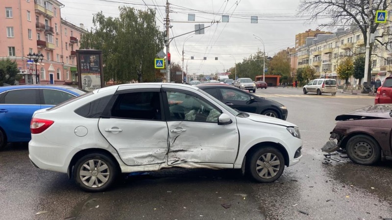 В Тамбове на перекрёстке столкнулись «Лада Приора» и «Лада Гранта ...