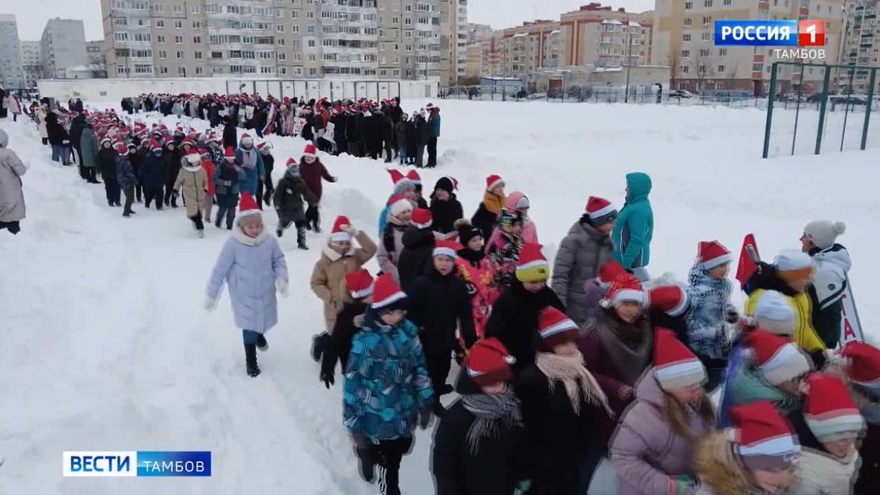 На стадионе 36-й школы Тамбова провели традиционный забег Дедов Морозов -  ВЕСТИ / Тамбов