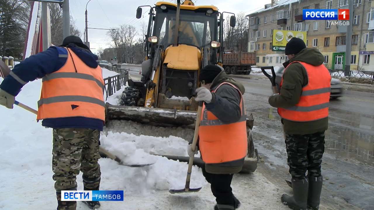 Снова сугробы: дороги продолжают расчищать от снега - ВЕСТИ / Тамбов