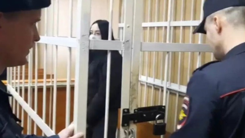 Суд продлил срок содержания под стражей 17-летней Карины, обвиняемой в хулиганстве в ТРЦ