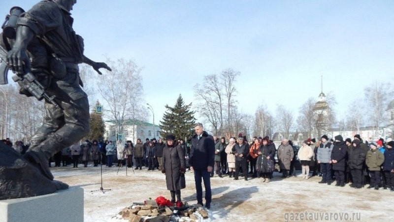 В Уварове почтили память погибших в Чечне псковских десантников