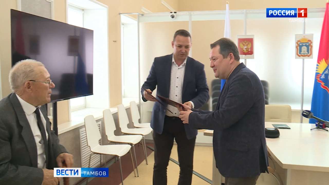 Максим Егоров вручил трём жителям региона сертификаты на улучшение жилищных условий