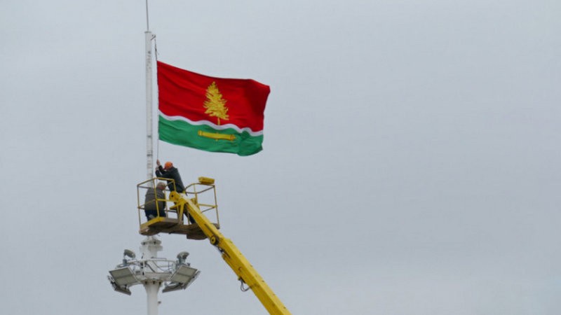 Флаг Котовска вновь водрузили на осветительную мачту в центре города