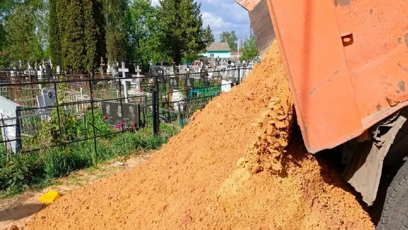 На кладбища областного центра завезли 30 КамАЗов песка