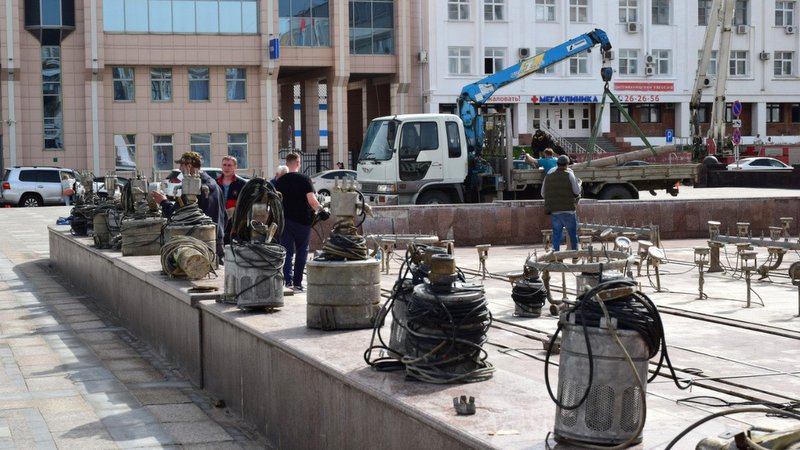Специалисты «Зеленхоза» монтируют оборудование самого большого фонтана в Тамбове