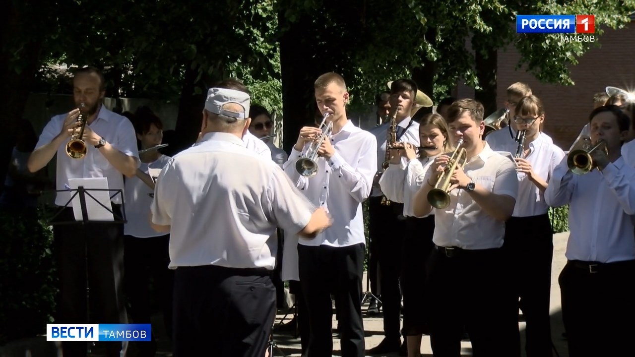 В ТГМПИ высадили аллею выпускников - ВЕСТИ / Тамбов