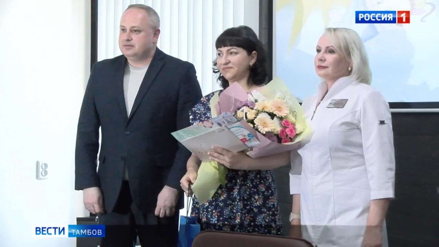 Родители 7 малышей получили свидетельства о рождении из рук Максима Косенкова