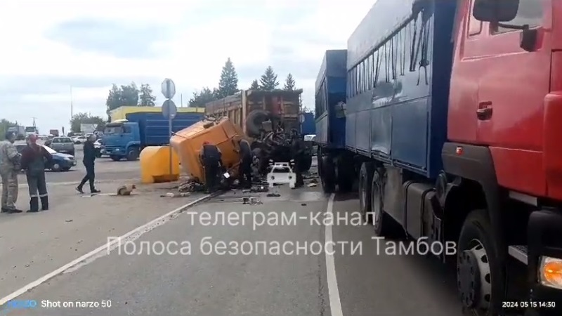 Два грузовика столкнулись на выезде из села Покрово-Пригородное