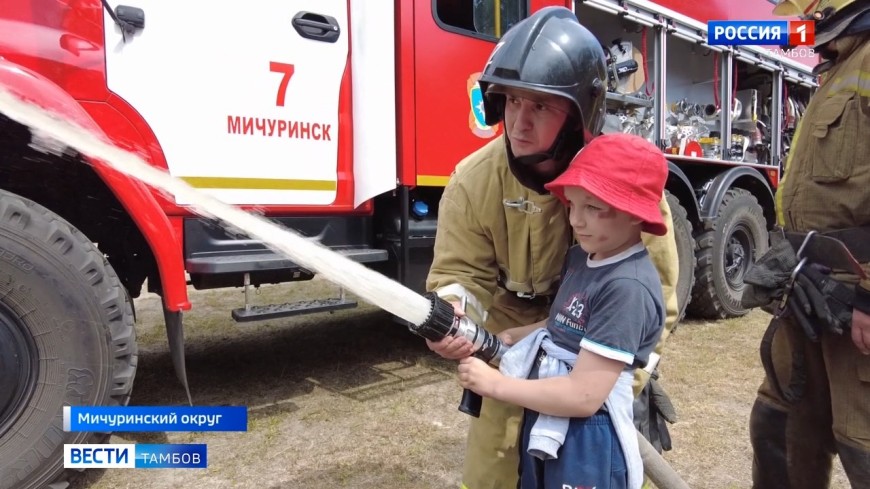 Пожарные устроили полезный праздник отдыхающим в лагере «Спутник»