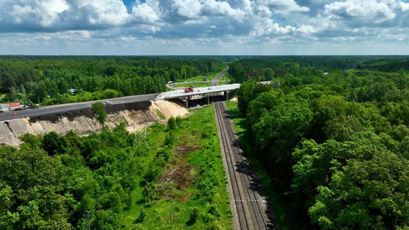 Строительство путепровода через железную дорогу на трассе Р-208 завершено более чем наполовину